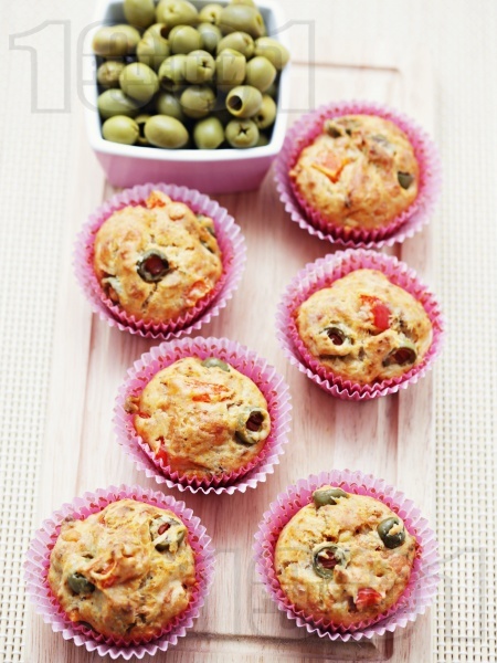 Солени мъфини с маслини, царевица и домати - снимка на рецептата